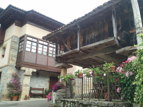 Casa de aldea ubicada en el núcleo rural de Llerices, puerta del Parque Nacional de los Picos de Europa.