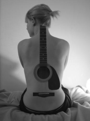 Convencido de que las Mates son el lenguaje de la naturaleza. En busca de los efectos sociales de la era tecnológica. Mi guitarra es mi expresión.