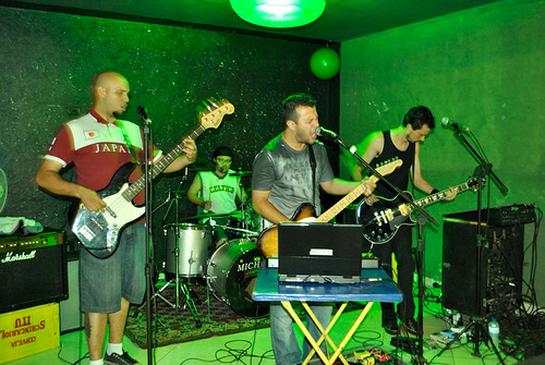 ESTE É O TWITTER DO FÃ CLUBE DA BANDA REVERSI , QUE JÁ ESTÁ ARRASANDO COM SEU SOM , MAIS DE 5 ANOS POR AI , TOCANDO ROCK DUCARALHO !