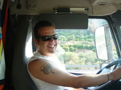Padre del mayor tesoro, marido de una excelente mujer, hijo de unos padres fabulosos y Camionero hasta la médula.