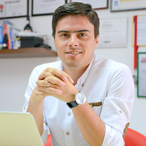 Hard, Play Hard. Workaholic, ecommerce addicted, entrepreneur, open minded.