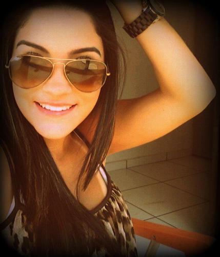 Se descrever é para os fracos.Os fortes descobrem suas manias, defeitos e qualidades ao longo da vida *-*