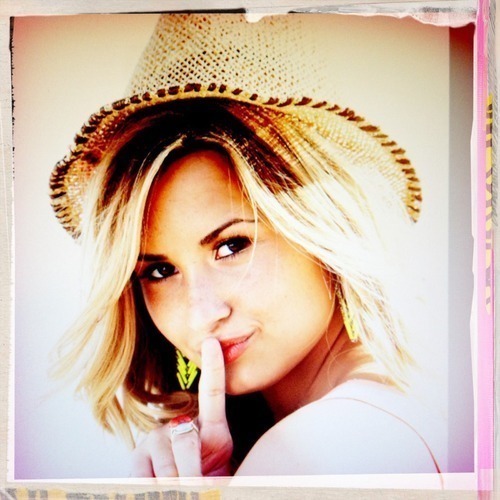 DemiLCalamaST's profile picture. Somos el Fans Club Oficial de @ddlovato en la Ciudad de Calama, Chile.
http://t.co/8ZGhm84S39 
http://demilovatodailyspain.tumblr.
