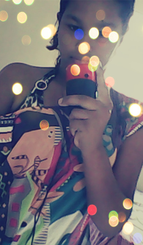 madruga na NeT tc com os amigos,
Faz biquinhos&caretas nas fotos Ç: ,
adora a cor roxoo&preto 2.2 ) ,
ama aventuras .
detesta falsiidade ,