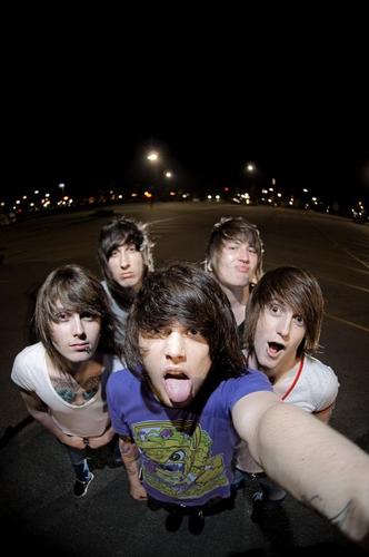 gue orangnya tidak basa basi, lo asik gue nyantai lo usik gue bantai,Asking Alexandria,