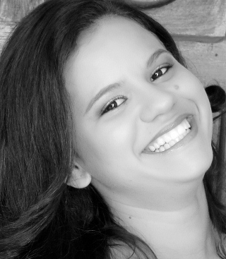 Sou sempre eu, lutando contra mim, pra me
proteger. Não me entendo, não me explico, não me questiono. Eu me
cuidando, me amando, me fazendo feliz.