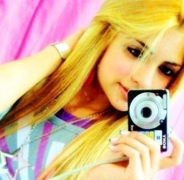 17 anos , chocólatra , #Belieber ,  ansiosa , possessiva , #SOLTEIRA ,ciumenta ,#Flamenguista  ,retardada, quer saber mas ?  follow-me s2 2bjs