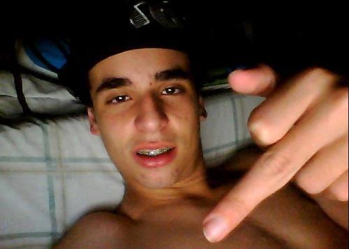 Mas eu lembro quem é quem, nunca esqueço um porém, 
vêm cheio de falsidade hoje, o que vai volta também...♪
