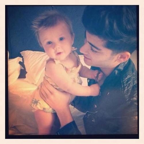 i love zayn malik!!and 1D too!!