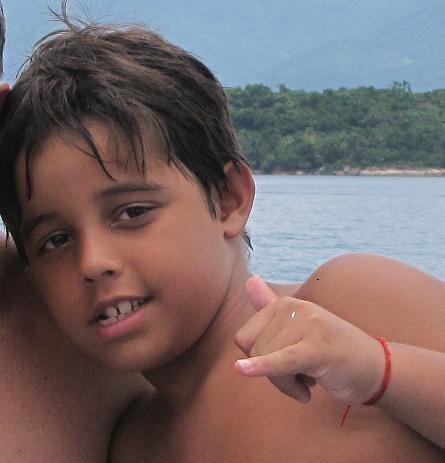 Tenho 11 anos, gosto de jogar bola, de brincar com os meus amigos e me divertir.