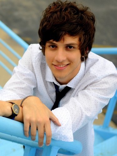 Ator e cantor da novela rebelde,carioca,rebelde também é gente.