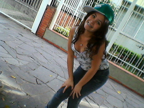 sou uma menina muito meiga engraçada mel e adoro todo mundo  essa sou eu