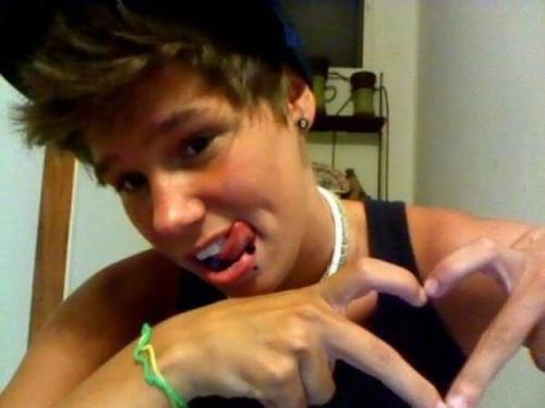 Hey, im mason. im 18 years old and live in havant :) follow me, ill follow back, tweet me, ill tweet back :) FOLLOW MASON COZ HES SEXY #IAmAClubRocker