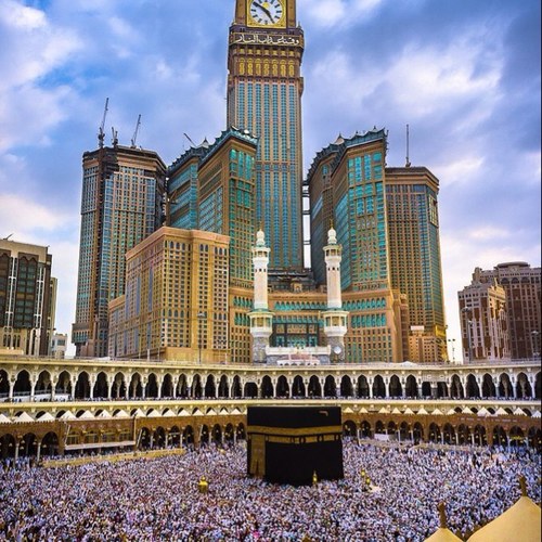بَذلتُ لهم نصْحِي بمنْعَرَجِ اللوَى .. فلم يستَبينوا النُّصحَ إلّا ضُحَى الغَدِ !
