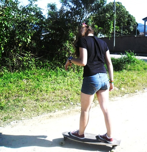 Aquariana,14 anos,apaixonada por MUSICA,carinhosa mas tbm fria,mesmo triste sempre sorrindo,. namo do @PretoConquista