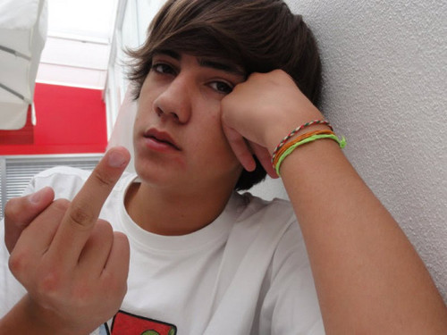 feio, bobão e ao contrario do que dizem sou cheiroso 3
                    I'm fake ok?
