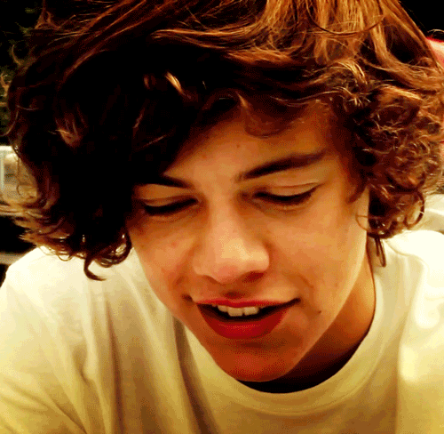 Eu realmente não consigo entender o quanto você é essencial pra mim só sei que é esse seu sorriso que me da forças pra jamais desistir... @Harry_Styles