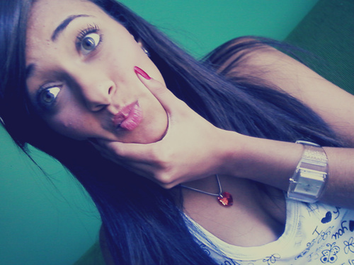 Sorria, mesmo através de suas lágrimas. Seja forte, mesmo através de seus medos.