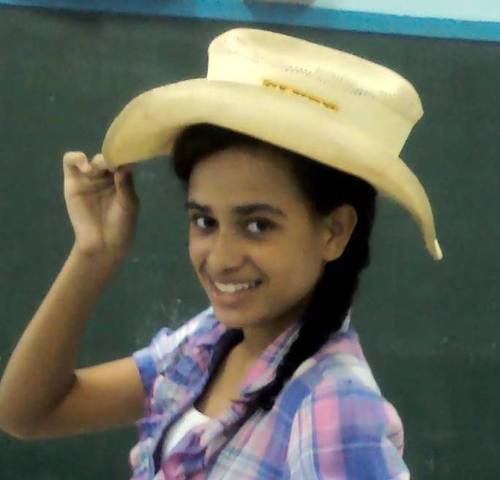 Uma menina meiiga,não troco Deus e minha familia e meus amigos por nada !Deus sz