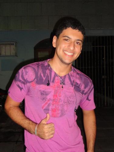 Sou um cara muito humilde e simpatico e feliz por ter uma familia e amigos q fazem da minha vida uma felicidade só.