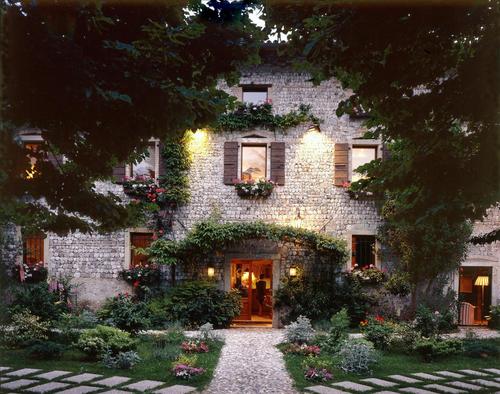 Created out of an old 17th-century mill, l’Ultimo Mulino is an elegant and cozy inn in the Venice countryside. Restaurant, hotel, weddings and special events.