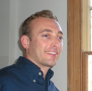 I am a designer and I love marketing, creative people, artists and SEO gurus.