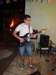 Guitarrista, Sãopaulino, Estudante de Engenharia Mecânica, Trabalho na área de refrigeração e bêbado nos finais de semana.
