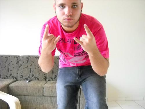 Prefiro ser odiado por quem sou  do que ser amado por quem nao sou