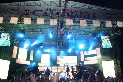 Fc feito p/ o melhor cantor q/ eu + amo @luansantana..@DayNazzi,@MarlaPTeixeira,
@marretacowboyls,@julianoferro81,@paulinhopexe ,