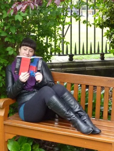 Bibliophilic Jesus-lovin' rocker chick with Anglophilic tendencies.