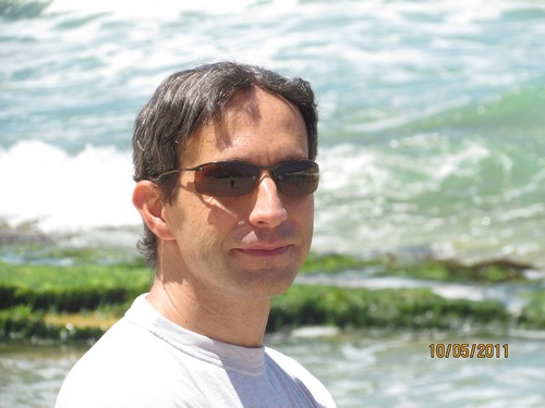 Social media campaign manager, tweet both in English and Hebrew.  משווק ברשתות חברתיות (כן, גם בטוויטר)