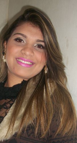 Sou assim : amiga, companheira, divertida, animada, sensivel,resenheira.. as vezes um pouco possessiva enfim: quer saber mais me  mais me SIGA!!! kkkk
