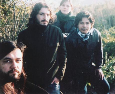 Quatro doidos, quatro amigos, uma banda. Formada por: Juliane Bortolotto(vocals); Alex da Rosa(guitar/vocals); César Marqueri(bass); Rafael Berlezi(drums).