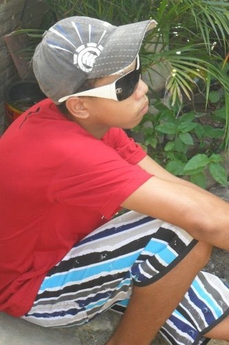 nem sou muito discreto mas se tratando de min sou bem feliz e faço todos ao meu redor felizez tb *_*