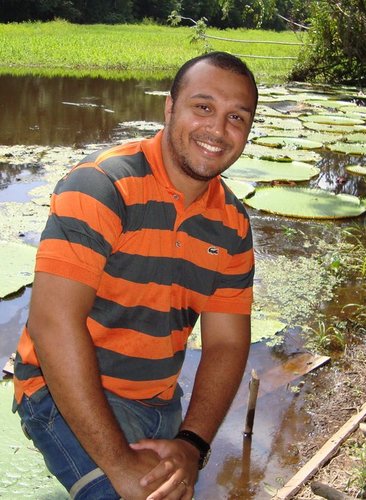 Esposo da Ane, pai da Ana Clara, adorador do Pai.
Militar, pastor e músico.
Desesperadamente dependente de Deus...