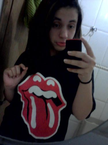 Oi, sou R.O.C.K.E.I.R.A. vo aprende a toca guitarra. Naõ ciumenta até eu encontra uma arma Calibre 32 :) . Amoo Avegend Sevenfold, Slipknot, SOAD ♥