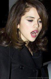 Selenaticas Selenators Sellylovers! Son la misma mierda   pendejas, sin cerebro, egosentricas, superficiales, consentidas y tienes de una idola de perra.!