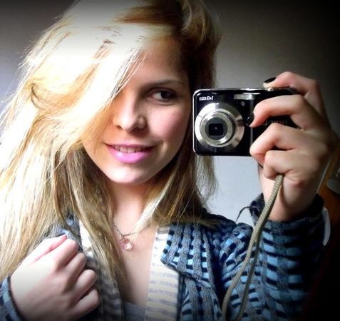 Sou ciumenta, meiga, sonhadora, possessiva, sensível, mandona, amo tumblr, meus amigos e minha família *-* ♥
