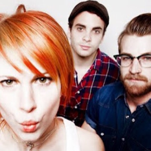 ParaInvader's profile picture. I swear its me.If i had time to create a fake twitter,i'd be Hayley Nichole Williams,the rockfingly awesome lead singer from Paramore.