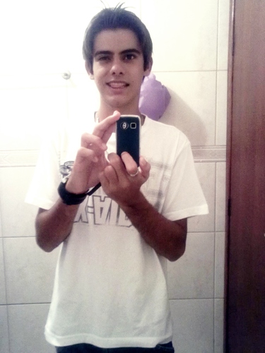 16 anos, Leonino,solteiro, chato com quem eu quero, falo demais, cerveja, vodka, zuação com os amigos. http://t.co/p7AHgdTIo8