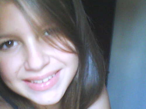 ✘ 16 anos, --  libriana '  , flamenguista ,
    Amo muito minha família ,   
seguee :-)