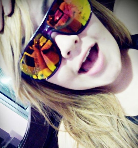 .  oooooi , então eu tenho 16 anos, sou Sagitariana , São Paulina , muuito chata hehe , Irritante e coloca Ciumenta nisso rs & claro muuuito apaixonada  s2*