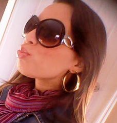 JeitO irreverente de ser,a mistura:malícia de mulher e inocência de menina..Em busca de seus ideais ,
Desejo a todOs o MELHOR,afinal cada um deseja o que tem!