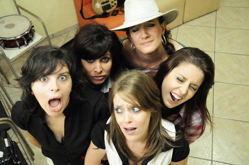 A primeira banda de música gaúcha formada só por mulheres.
Muita energia, misturando a vaneira, a milonga, o chamamé com muito rock n'roll e sertanejo!