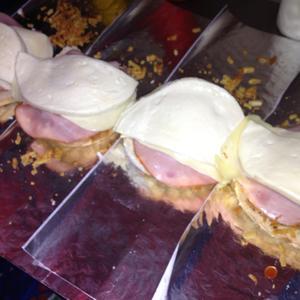 Nos encargamos de llevarte hasta tu casa los mas deliciosos whooper, arepas, patacones, perros calientes, etc! Llamanos al 04125148280