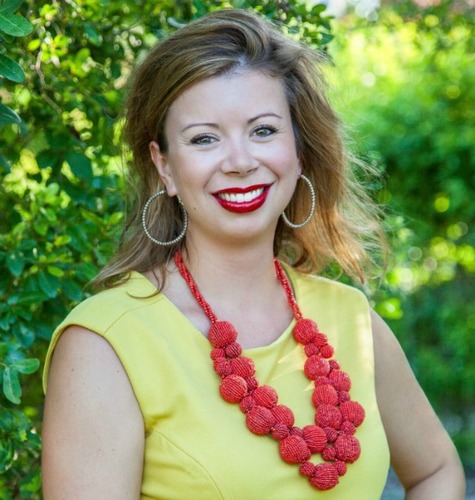 Fashion-obsessed style blogger who loves red lipstick, vintage costume jewelry, statement pieces, dramatic heels and all things fabulous.