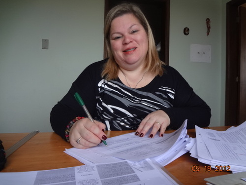 Sou uma professora que ama o que faz. Tenho duas filhas lindas, que são a razão da minha existência. Sou amiga dos amigos e admiro as pessoas que têm caráter.