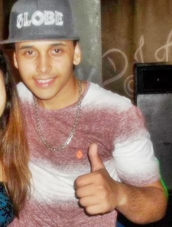 Sorria bonito e deixe os outros quererem descobrir qual é o segredo que faz você rir n_n