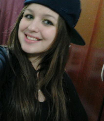 Gosto muito de sair,minha banda preferida é Paramore e minha série preferida é diários de um vampiro,tenho 16 anos,e Gaúcha de Poa..