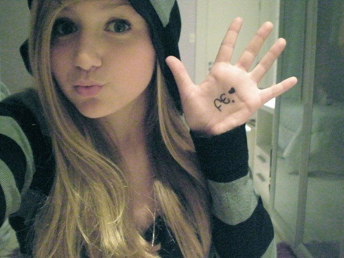 Divulgo tt's , sigo e indico . Sigam-me :)